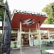 Der Volksgarten Pavillon ist ein Gasthaus mit Garten und Location für Das Techno Café.