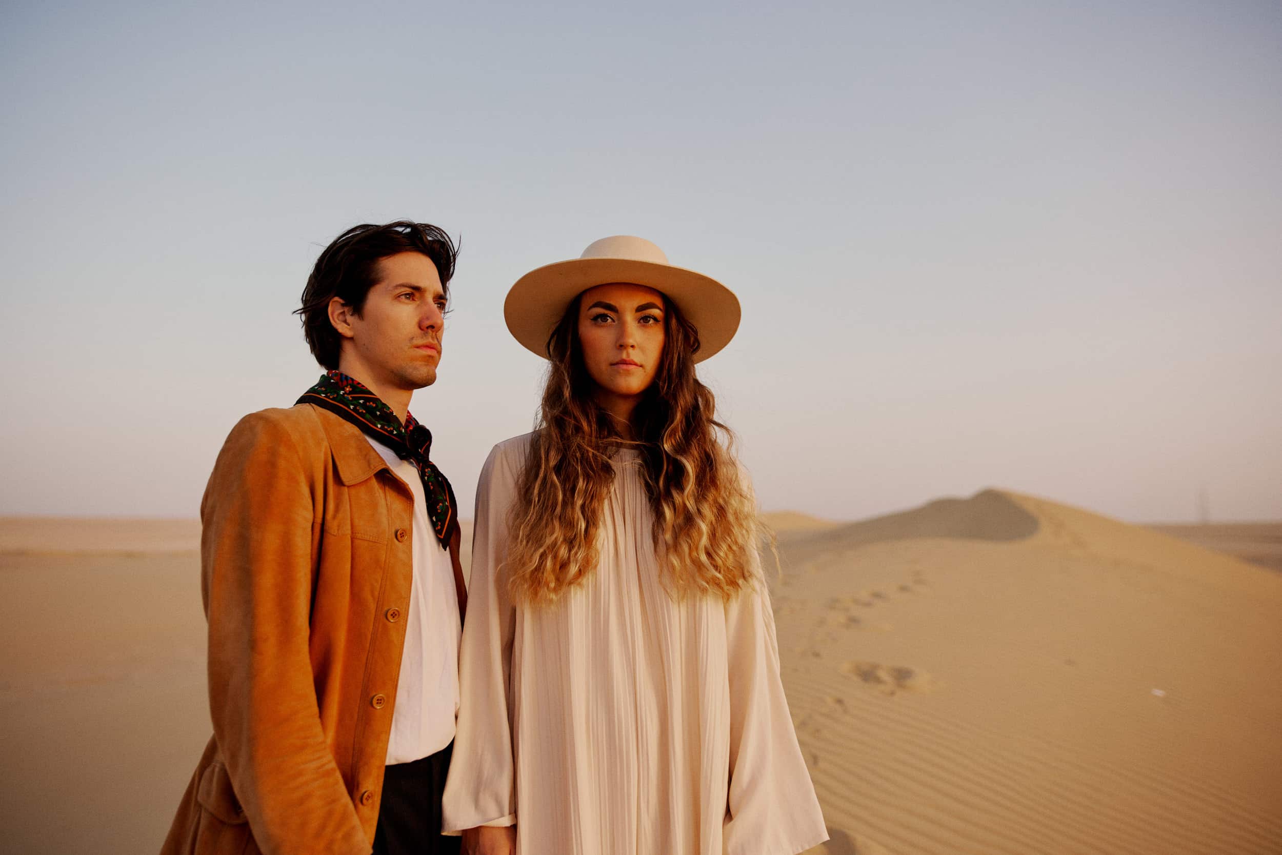 Cari Cari Egypt Desert | © Andreas Jakwerth Cari Cari sind Stephanie Widmer (Vocals, Drums & Didgeridoo) und Alexander Köck (Vocals, Guitars).