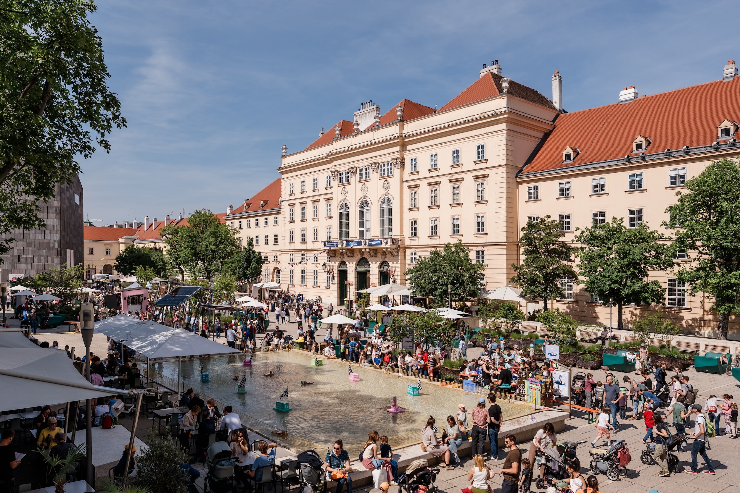 Das MuseumsQuartier begeht den Kultursommer mit MQ Pride Night und MQ Sommerfest.