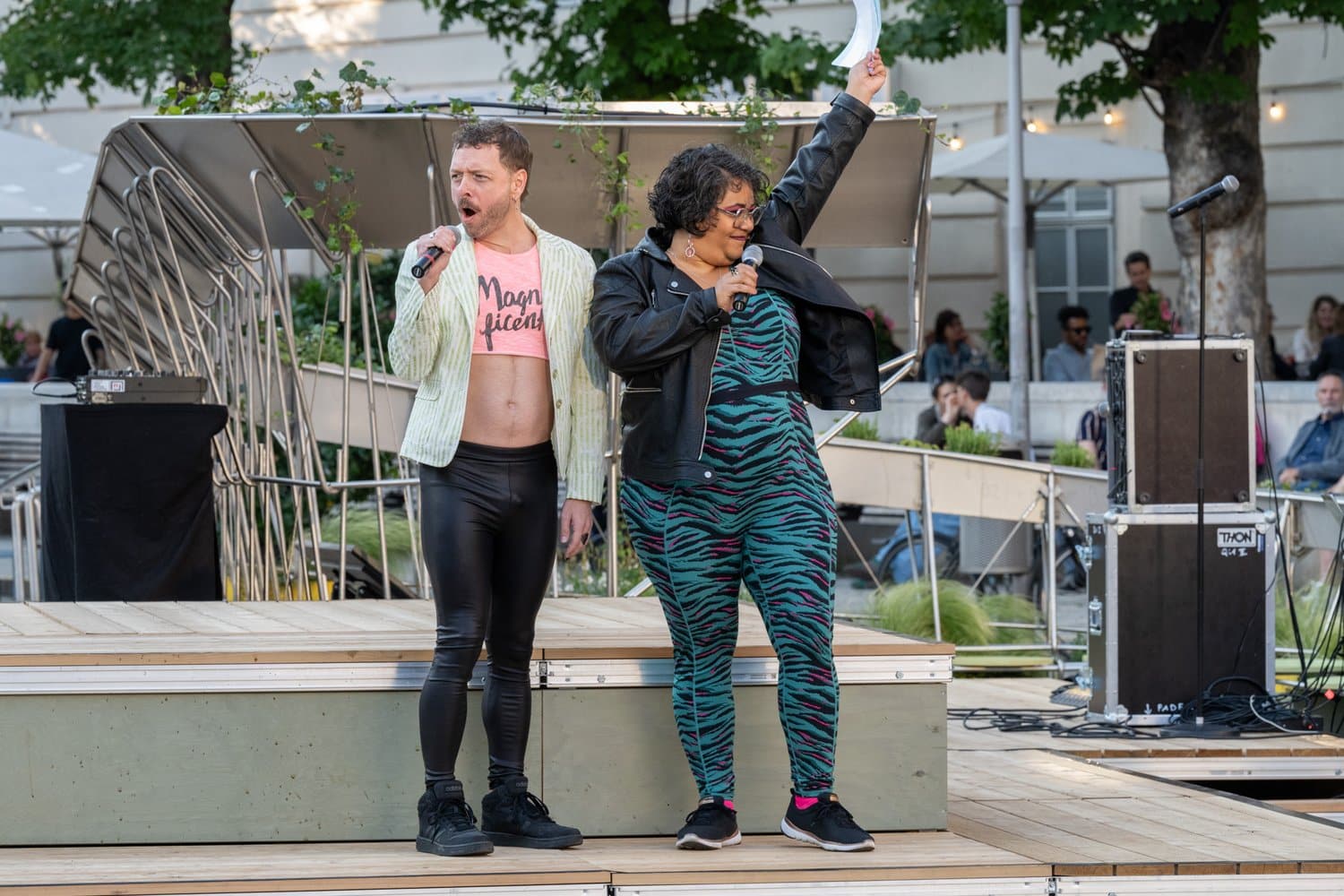MQ Pride Night | © Simon Veres Daniel Hill und Denise Palmier moderieren die MQ Pride Night im MuseumsQuartier.