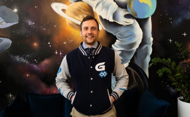 Philipp Simoner, CEO von The Guardians of Social Media hat CGI Riesenpizza für Social Media Kampagne entworfen.