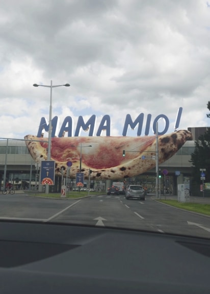 CGI-Kampagne von The Guardians of Social Media und physixe.cgi zeigt eine XXL-Pizza.