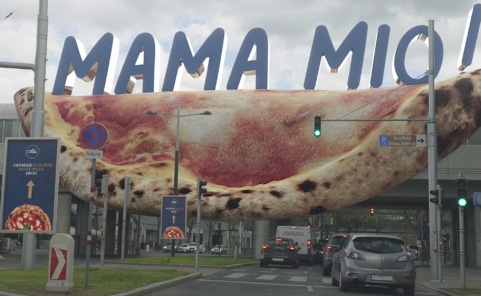 Täuschend echt: Werbedisplay in einem Instagram Video der Pizzeria Mio im Westfield Donau Zentrum.