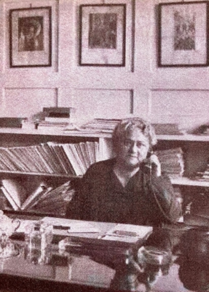 Eugenie Schwarzwald am Schreibtisch.