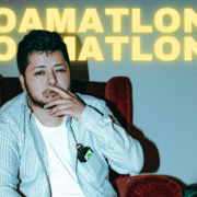 Der Kuseng präsentiert sein erstes Soloprogramm "Hoamatlond, Hoamatlond".