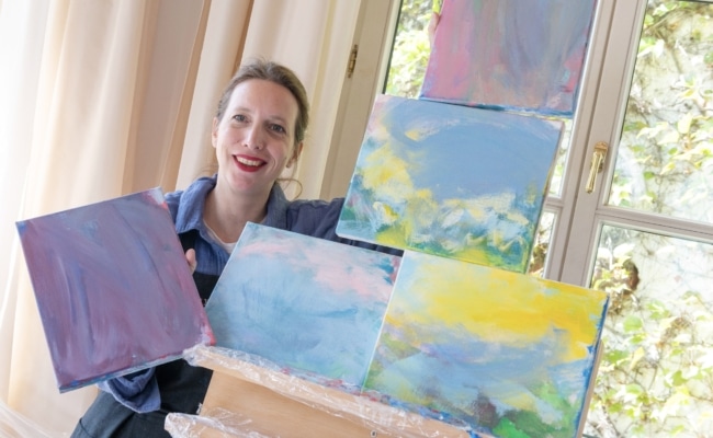 Künstlerin Rebecca Bernau präsentierte beim Art Circle in St. Wolfgang ihre atmosphärisch-abstrakten Landschaftsstudien in zarten Pastelltönen.