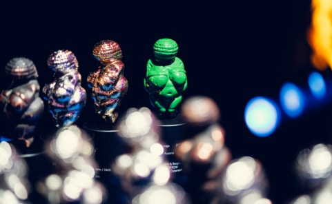 Die CCA-Venus-Statuen 2025 in schillernden Farben.