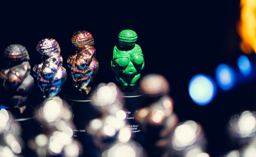 Die CCA-Venus-Statuen 2025 in schillernden Farben.