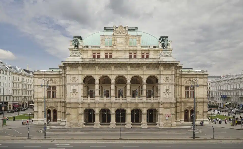 Wiener Staatsoper bei Tag, Ringseite