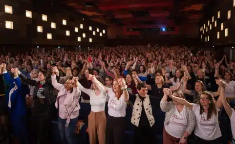 Gartenbaukino mit über 700 Frauen im Circle of Joy, um gemeinsam singend die Stimmen für die Frauen der Welt zu erheben.