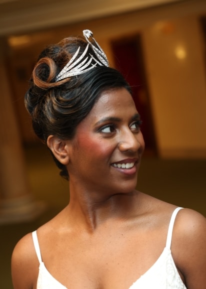 Wiener Opernball Pressekonferenz 2026 - Debütantin mit Swarovski-Krönchen