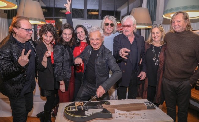 Boris Bukowski feiert 80. Geburtstag mit Freunden im Strandcafé an der Alten Donau.