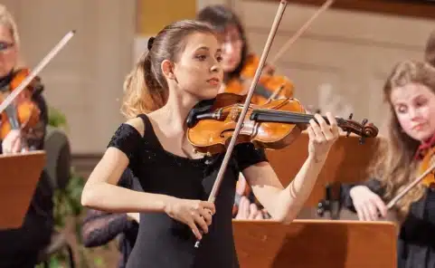Geigerin beim Internationalen Mozartwettbewerb