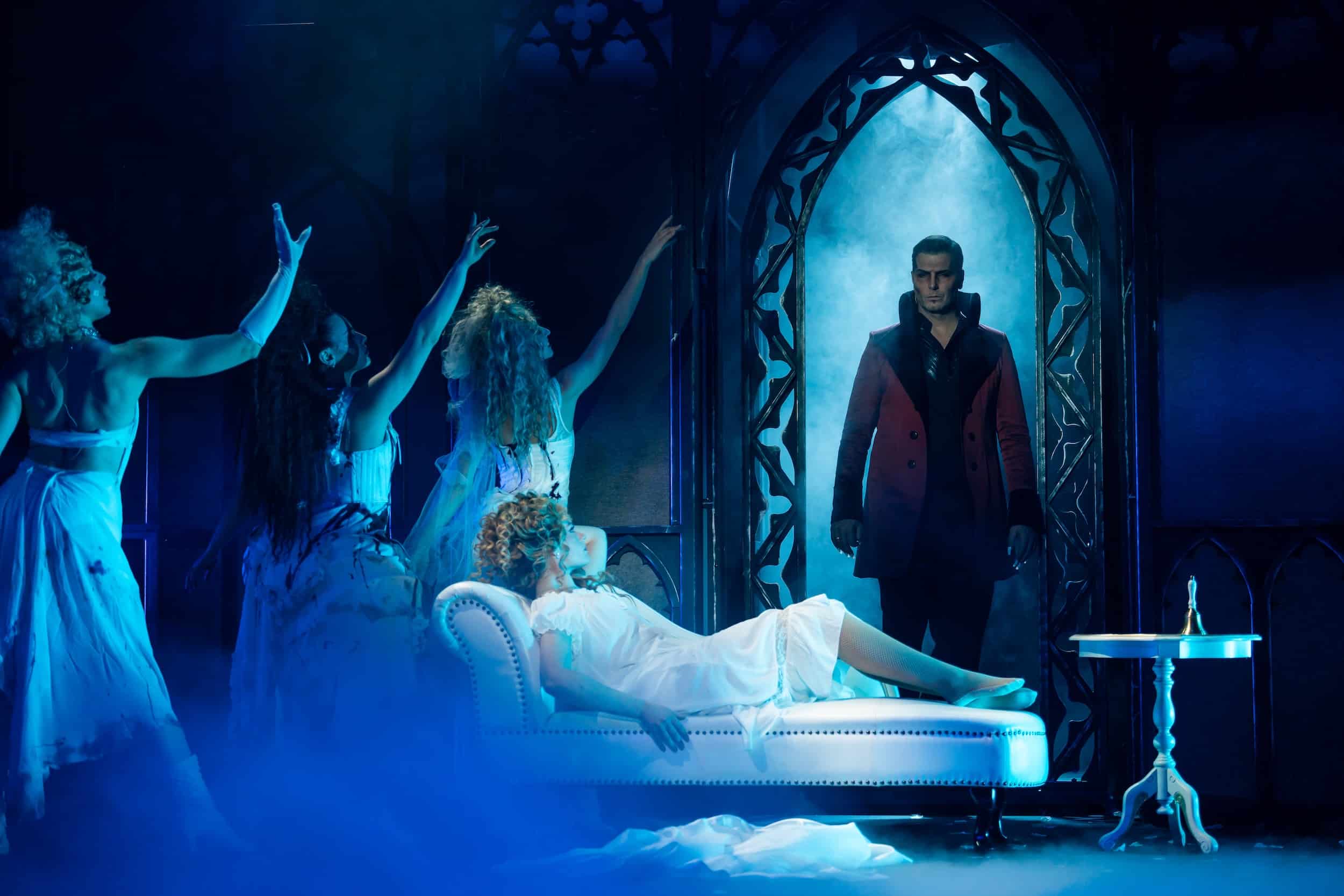 Szenische Darstellung aus Dracula – Das Musical mit Kostümen im viktorianischen Stil.