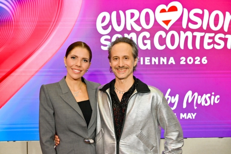 Victoria Swarovski und Michael Ostrowski moderieren den Eurovision Song Contest 2026 in der Wiener Stadthalle.