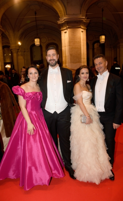 68. Wiener Opernball - Feststiege | © Michael Tinnefeld Robert und Daniela Mauhart, Melanie Guschenbauer und Martin Bortenschlager