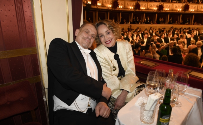 68. Wiener Opernball - Keszler und Stone | © Michael Tinnefeld Gery Keszler und Sharon Stone_credit_Guschlbauer_Tinnefeld (18)