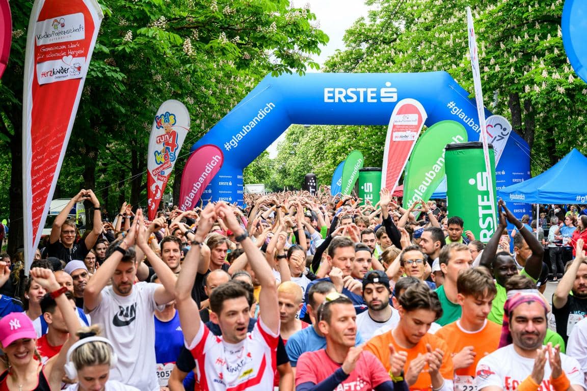Herzlauf Wien Läufer und Läuferinnen beim Start in der Prater Hauptallee