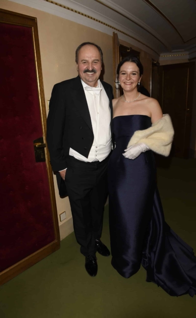 68. Wiener Opernball - Johann und Jennifer Lafer | © Michael Tinnefeld Johann und Jennifer Lafer vor dem Logeneingang.