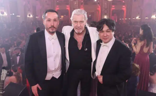 Juristenball 2026 – Scheuwimmer, Logan, Hohenegger | © Katharina Schiffl Alexander T. Scheuwimmer, Johnny Logan und Reinhard Hohenegger.