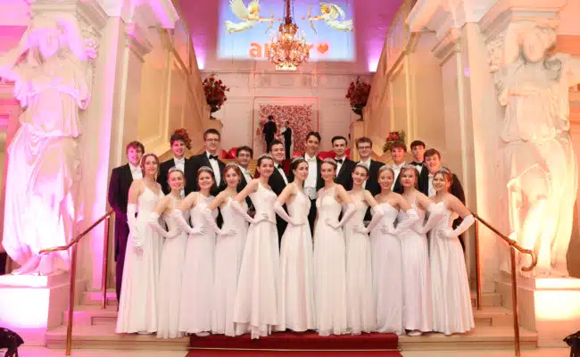 Juristenball 2026 – Debütantinnen | © Katharina Schiffl Debütantinnen vor der feierlichen Eröffnung.