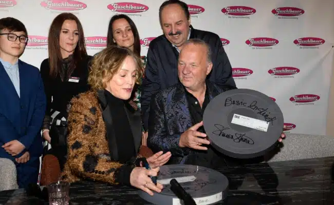 Karl Guschlbauer, Stone, Lafer mit Melanie und Daniela und Enkel Luca | © Guschlbauer / Tinnefeld Karl Guschlbauer, Sharon Stone, Johann Lafer mit Guschlbauer Töchtern Melanie und Daniela und Enkel Luca