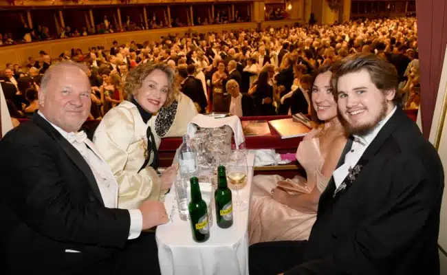 68. Wiener Opernball - Logengäste | © Michael Tinnefeld Sharon Stone, Laird Vonne Stone, Waltraud und Karl Guschlbauer beim 68. Wiener Opernball 2026 in der Staatsoper in Wien am 12.02.2026.