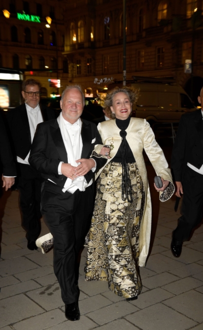 68. Wiener Opernball - Ankunft von Sharon Stone | © Michael Tinnefeld Karl Guschlbauer führt Sharon Stone am Arm in die Staatsoper.