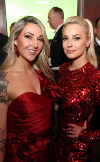 Juristenball 2026 – Krystin, Schneider | © Katharina Schiffl Kayla Krystin und Silvia Schneider trugen Rot zum Juristenball