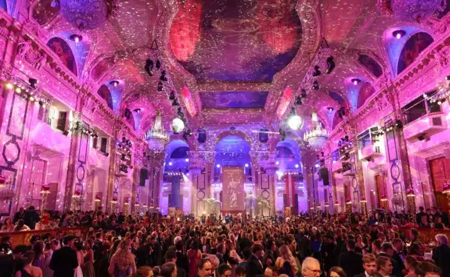 Eindrucksvolle Lichtstimmung im Ballsaal der Wiener Hofburg.