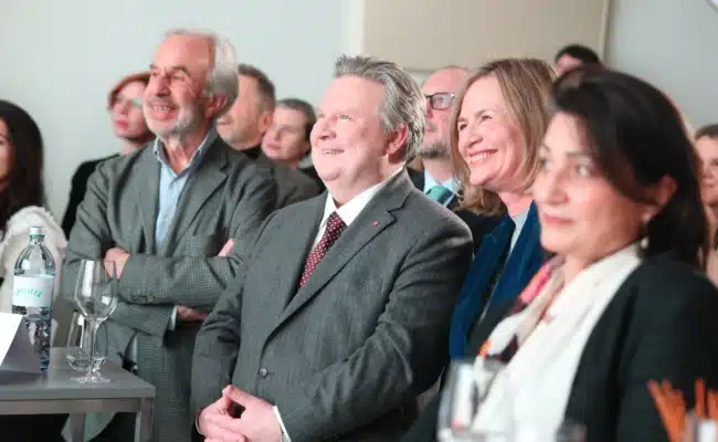 MQ-25-Jahre-Fest-Front Row in guter Laune | © Katharina Schiffl Bürgermeister Michael Ludwig, Bettina Leidl, Veronica Kaup Hasler in der Front Row beim MQ Jahresauftakt 2026 | © Katharina Schiffl