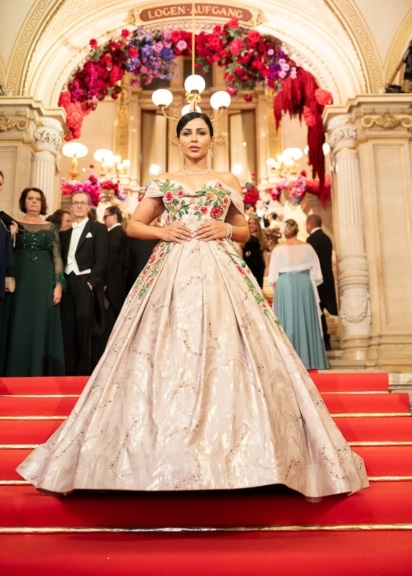 Mahira Abdel Aziz in "The Dress" am 68. Opernball in einer Robe von Jungdesignerin Fatima Lodhi.
