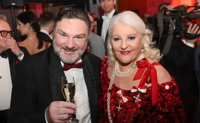 Juristenball 2026 – Leutgeb, Lichter | © Katharina Schiffl Schauspieler Martin Leutgeb mit Künstlermanagerin Marika Lichter in der Hofburg.