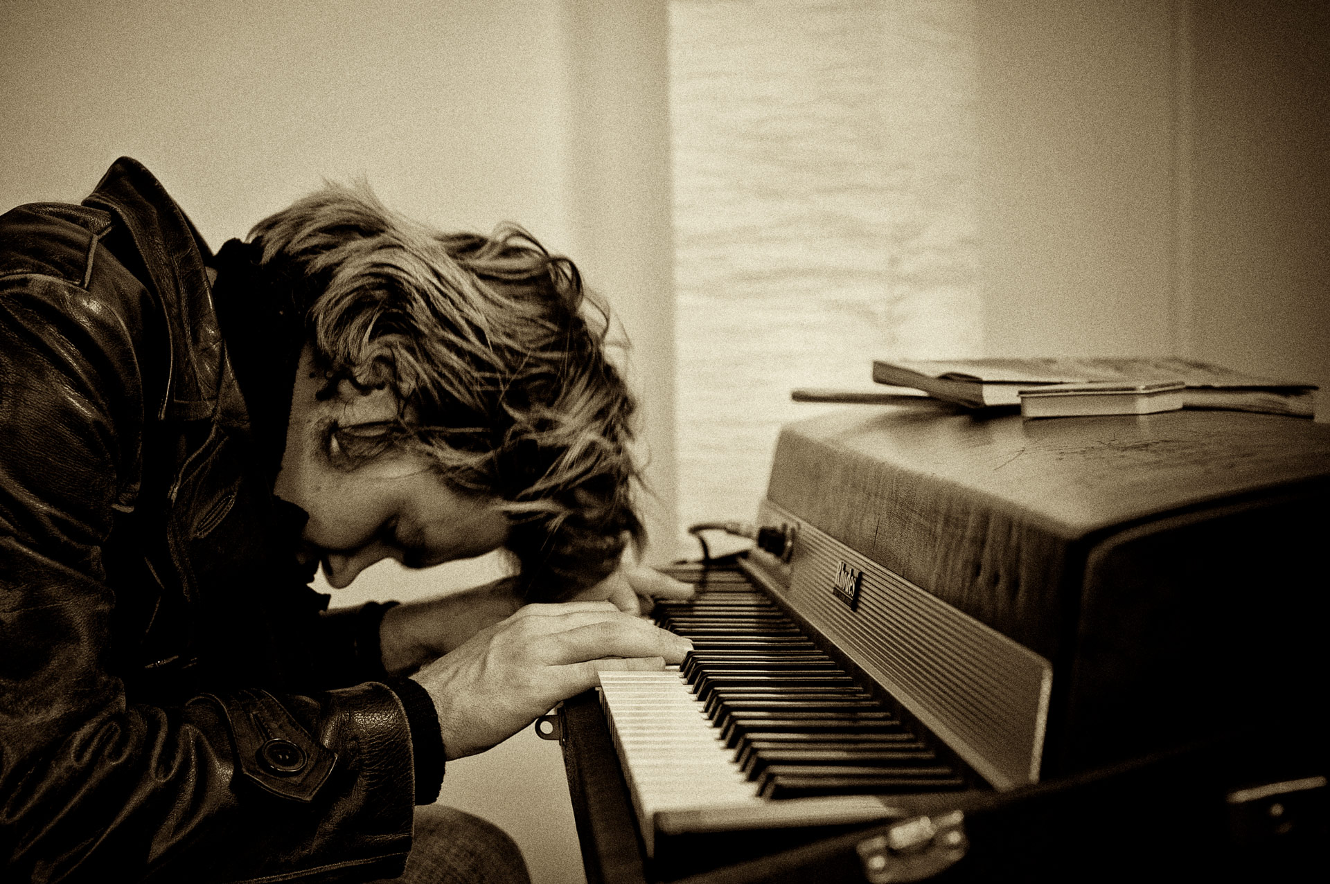 Der Wiener Singer-Songwriter und Pianist Martin Klein an einem Rhodes Mark I Elektro-Piano.