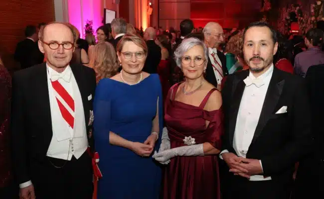 Juristenball 2026 – Karas, Hubig, Sporrer, Scheuwimmer | © Katharina Schiffl Othmar Karas, Stefanie Hubig, Anna Sporrer und Alexander T. Scheuwimmer in der Hofburg.