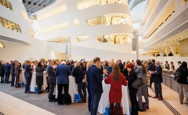Teilnehmerinnen und Teilnehmer in der Pause beim 16. Aufsichtsratstag im Forum der WU Wien 2026.