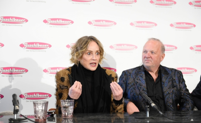 Sharon Stone, Karl Guschlbauer | © Guschlbauer / Tinnefeld Pressekonferenz bei Guschlbauer in St. Willibald am 10.02.2026 mit Sharon Stone, Karl Guschlbauer