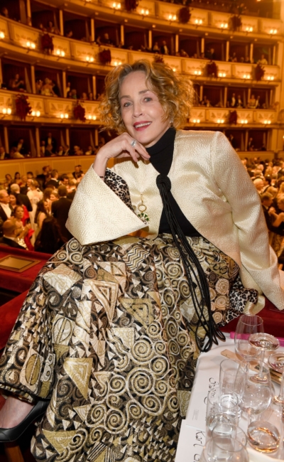 68. Wiener Opernball - Sharon Stone Loge | © Michael Tinnefeld Sharon Stone im Valentino-Kleid in ihrer Loge.