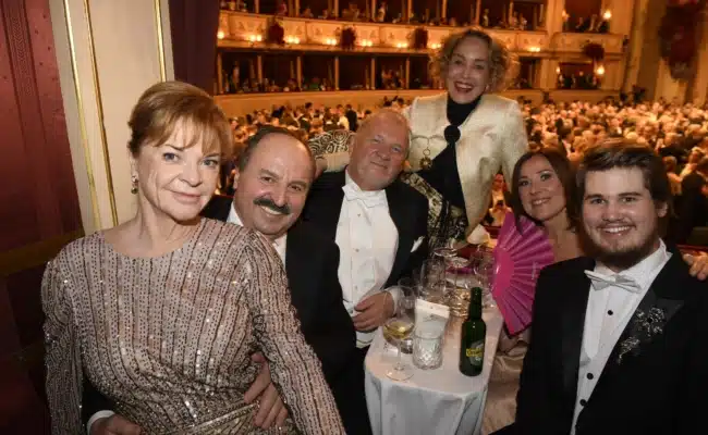 68. Wiener Opernball Staatsoper Gäste | © Michael Tinnefeld Silvia und Johann Lafer, Karl Guschlbauer, Sharon Stone, Waltraud Guschlbauer, Laird Stone in der Loge.