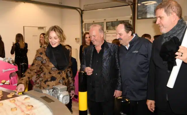 Werksführung Sharon Stone | © Guschlbauer / Tinnefeld Werksführung bei Guschlbauer in St. Willibald