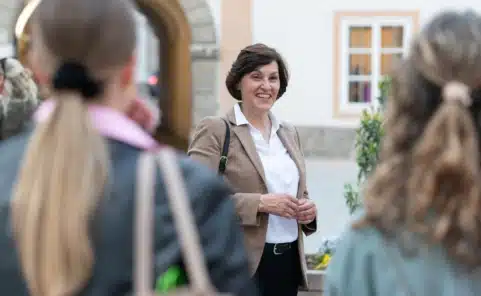Geführte eat&meet Genusstouren durch Salzburgs Altstadt bietet Stadtführerin Michaela Muhr.