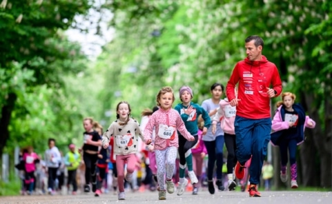 Kinder laufen beim Herzlauf Wien kidsrun4kids zusammen im Prater mit Werner Schrittwieser.