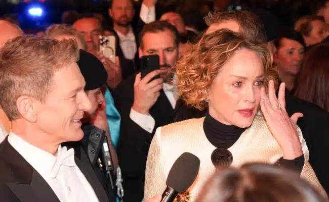 Andi Knoll interviewt Sharon Stone – sichtlich aufgewühlt und unter Tränen – am Red Carpet.