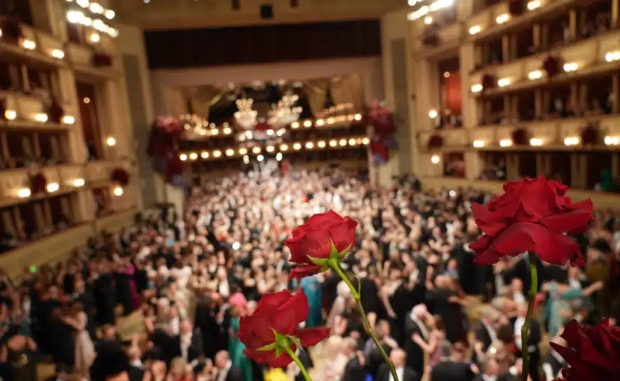 Rote Naomi Futura Rosen und roter Amaranthus prägten das Farbschema des Opernballs 2026
