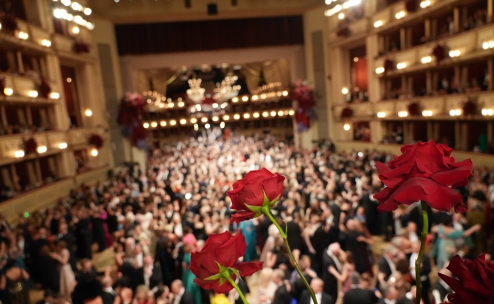 Rote Naomi Futura Rosen und roter Amaranthus prägten das Farbschema des Opernballs 2026