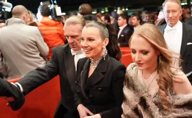 Wiener Opernball 2026 - Drescher, Lugner | © ORF/Roman Zach-Kiesling Fran Drescher mit Jacqueline Lugner bei ihrer Ankunft am Opernball am Red Carpet.