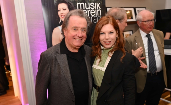 Pianist Rudolf Buchbinder und ORF-Journalistin Teresa Vogl bei der Präsentation des Musikvereins Graz