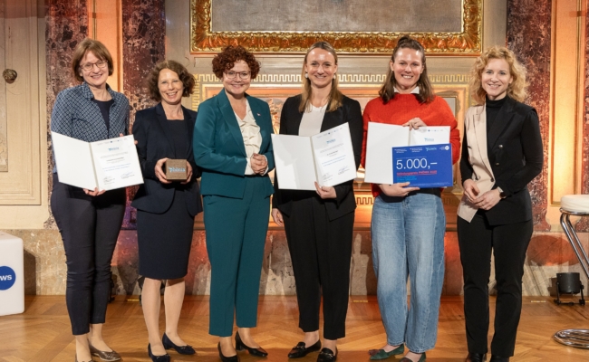 Gewinner der Kategorie „Prototyp“, Staatssekretärin Elisabeth Zehetner, die „Female Entrepreneurs“ Julia Reisinger und Maria Zahlbruckner (factorymaker), Bundesministerin Eva-Maria Holzleitner