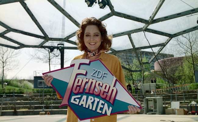 Moderatorin Ramona Leiß moderiert eine Ausgabe des ZDF-Fernsehgartens auf der Open-Air-Bühne