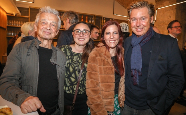 Cocore Wien 1. Bezirk Eröffnung - Boris und Tereza Bukowski mit Dennis Jale und Maren | © Lepsi Boris Bukowski und Tereza Bukowski mit Dennis Jale und Maren bei der Cocore-Eröffnung.